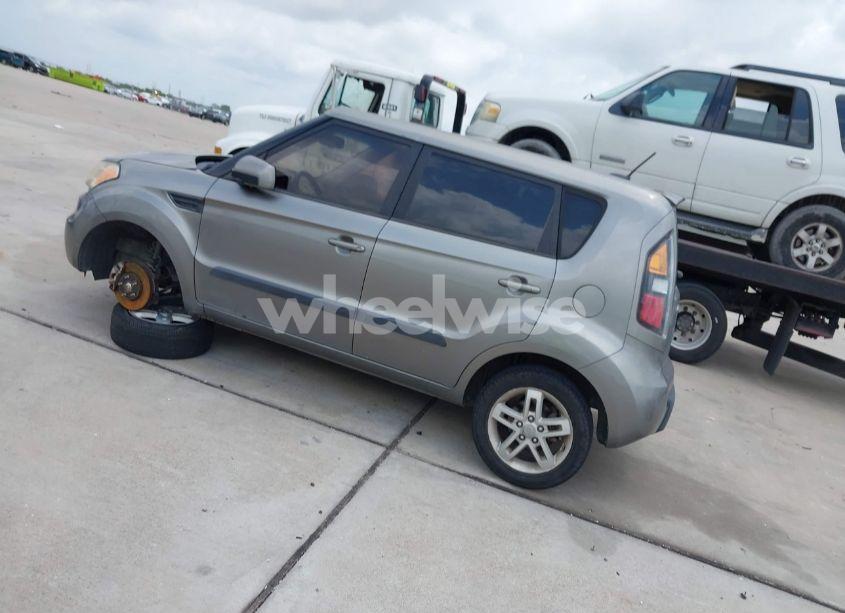 Photo 3 of 2011 Kia Soul + (VIN KNDJT2A20B7218621)