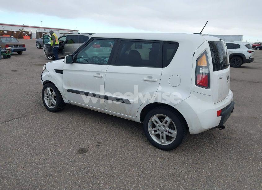 Photo 3 of 2011 Kia Soul + (VIN KNDJT2A20B7334174)