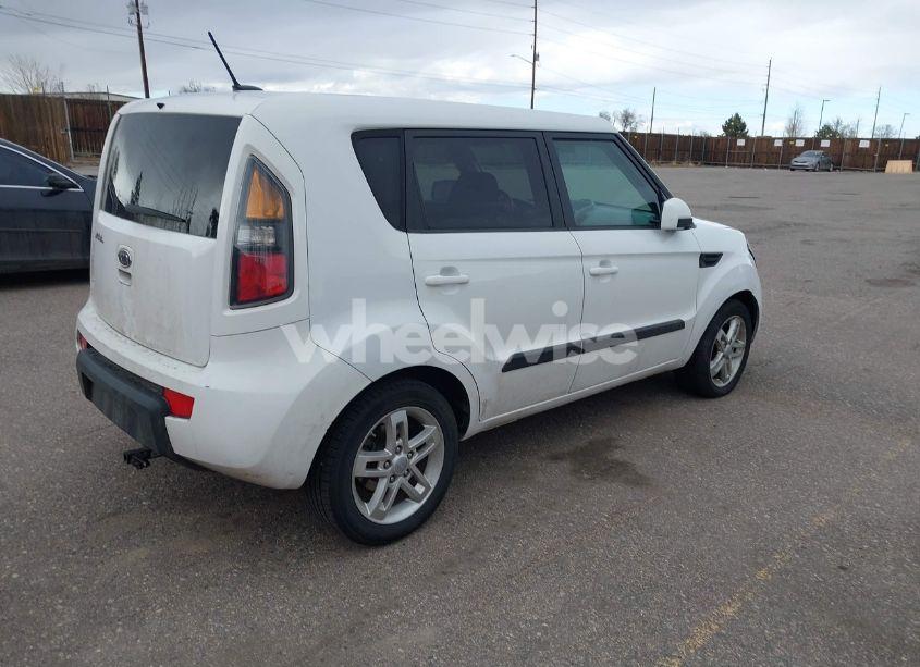 Photo 4 of 2011 Kia Soul + (VIN KNDJT2A20B7334174)