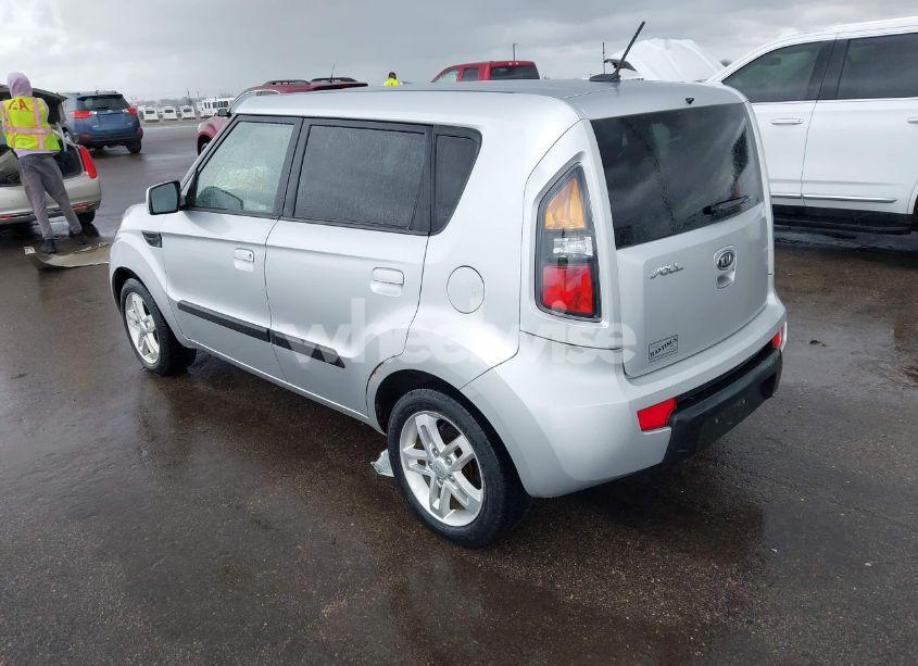Photo 3 of 2010 Kia Soul + (VIN KNDJT2A22A7104960)