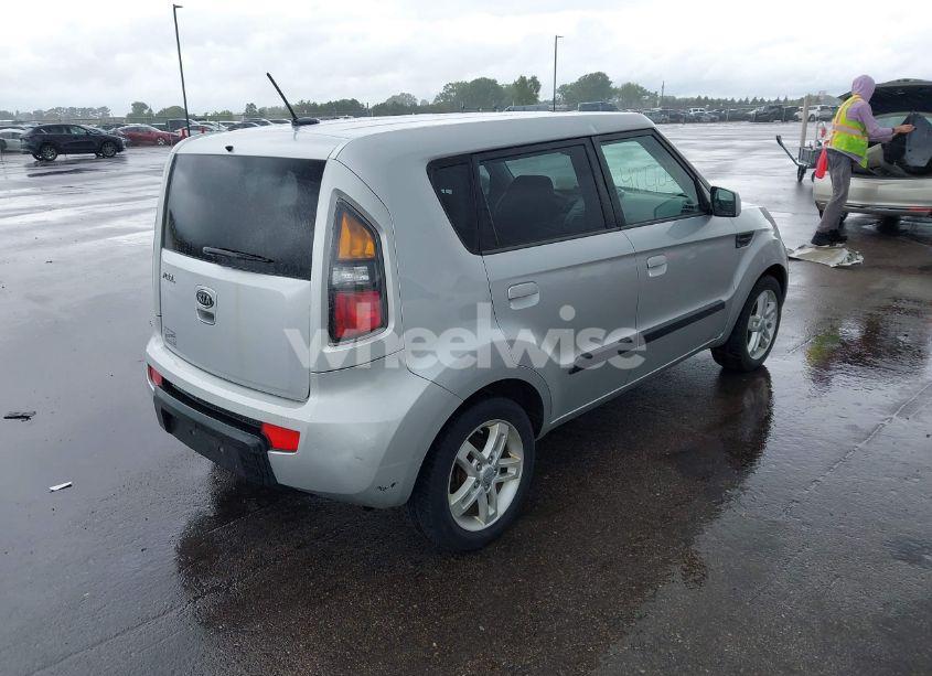 Photo 4 of 2010 Kia Soul + (VIN KNDJT2A22A7104960)