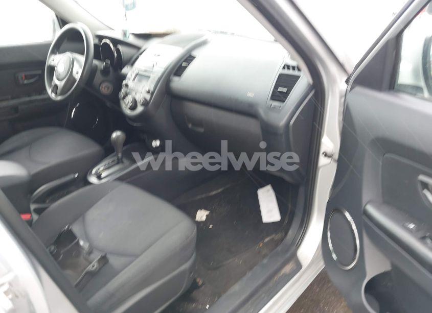 Photo 5 of 2010 Kia Soul + (VIN KNDJT2A22A7104960)