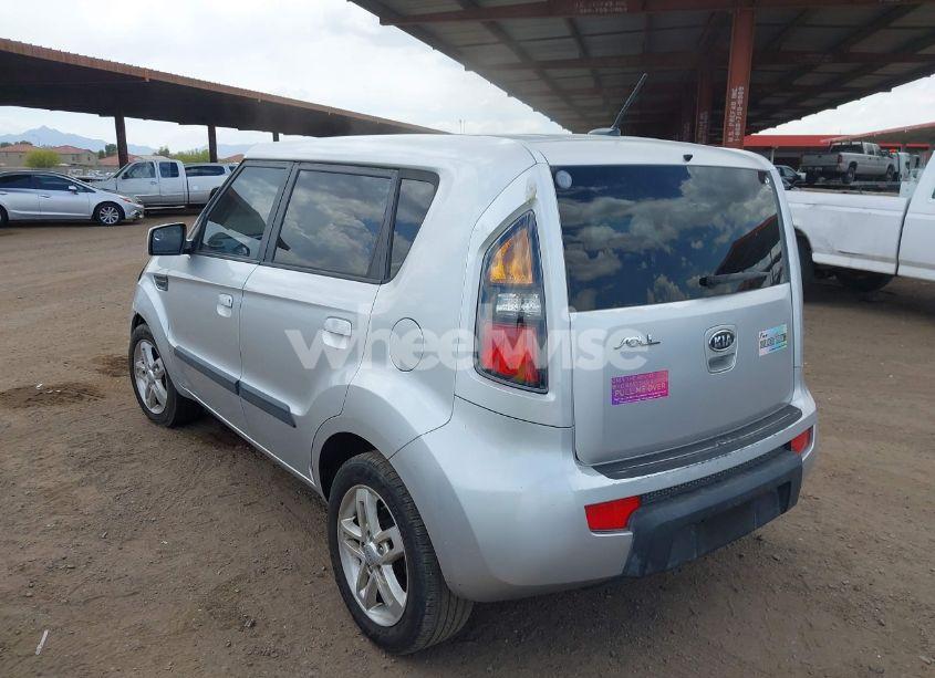 Photo 3 of 2010 Kia Soul + (VIN KNDJT2A23A7166710)