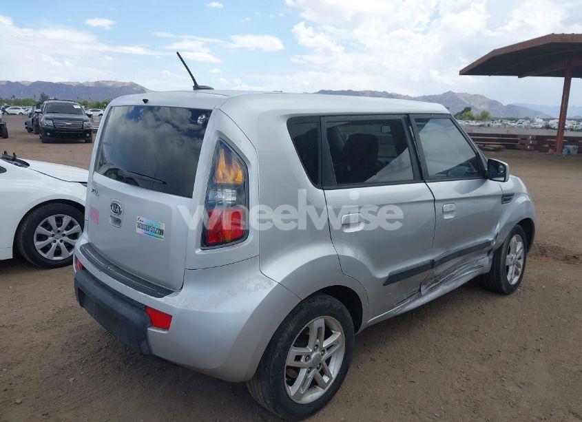 Photo 4 of 2010 Kia Soul + (VIN KNDJT2A23A7166710)