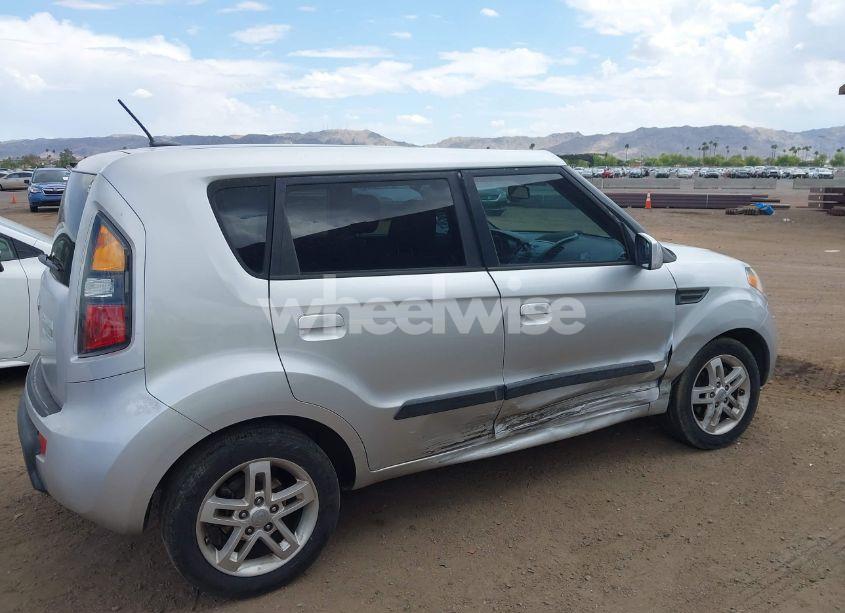 Photo 6 of 2010 Kia Soul + (VIN KNDJT2A23A7166710)