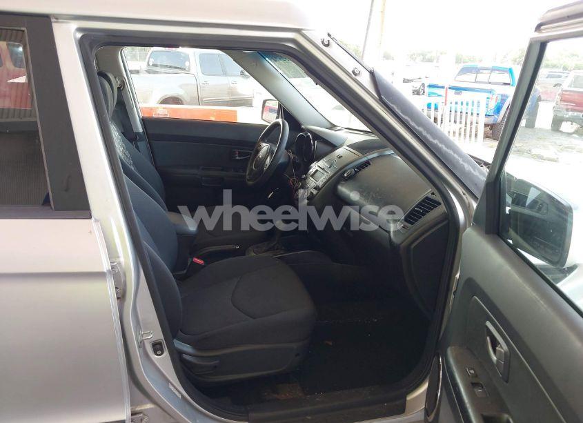 Photo 5 of 2011 Kia Soul + (VIN KNDJT2A23B7294608)