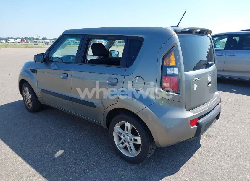 Photo 3 of 2010 Kia Soul + (VIN KNDJT2A24A7124014)