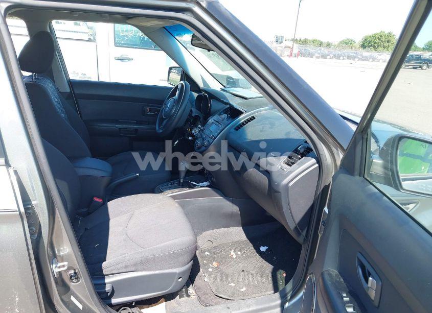 Photo 5 of 2010 Kia Soul + (VIN KNDJT2A24A7124014)