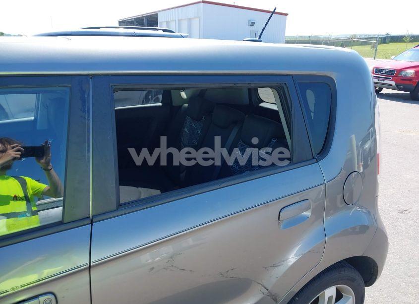 Photo 6 of 2010 Kia Soul + (VIN KNDJT2A24A7124014)