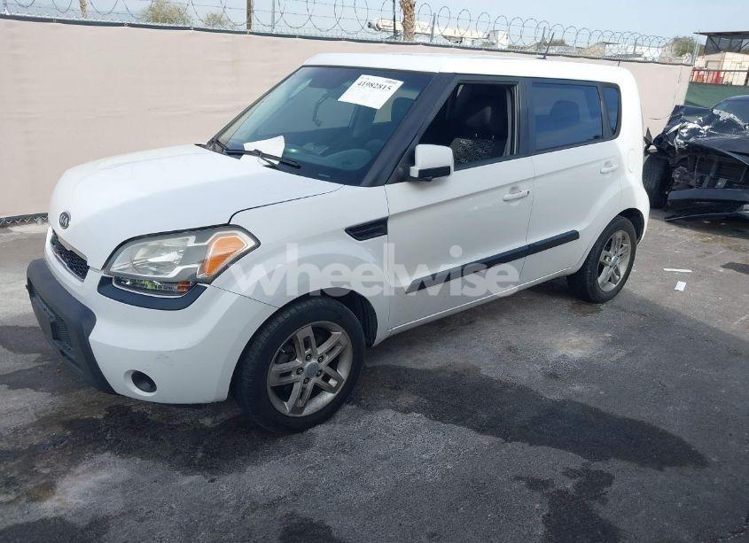 Photo 2 of 2011 Kia Soul + (VIN KNDJT2A24B7709287)