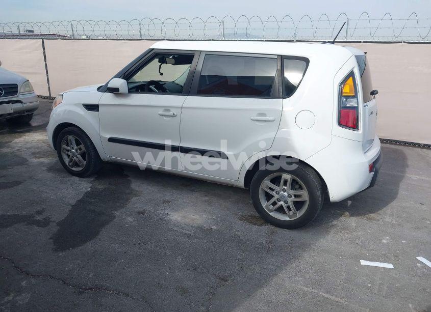 Photo 3 of 2011 Kia Soul + (VIN KNDJT2A24B7709287)
