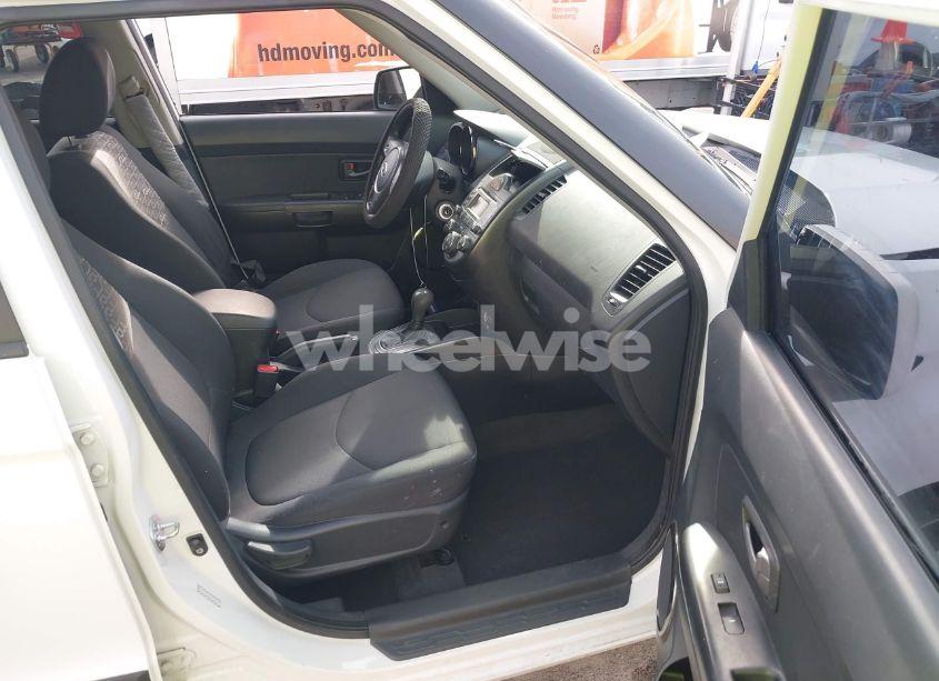 Photo 5 of 2011 Kia Soul + (VIN KNDJT2A24B7709287)