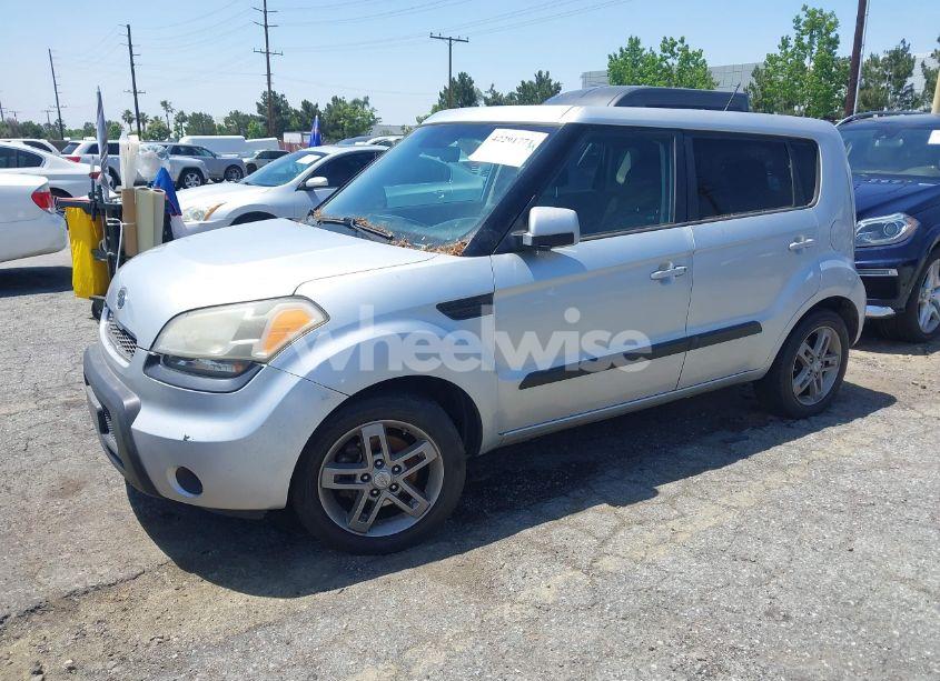 Photo 2 of 2011 Kia Soul + (VIN KNDJT2A24B7726316)