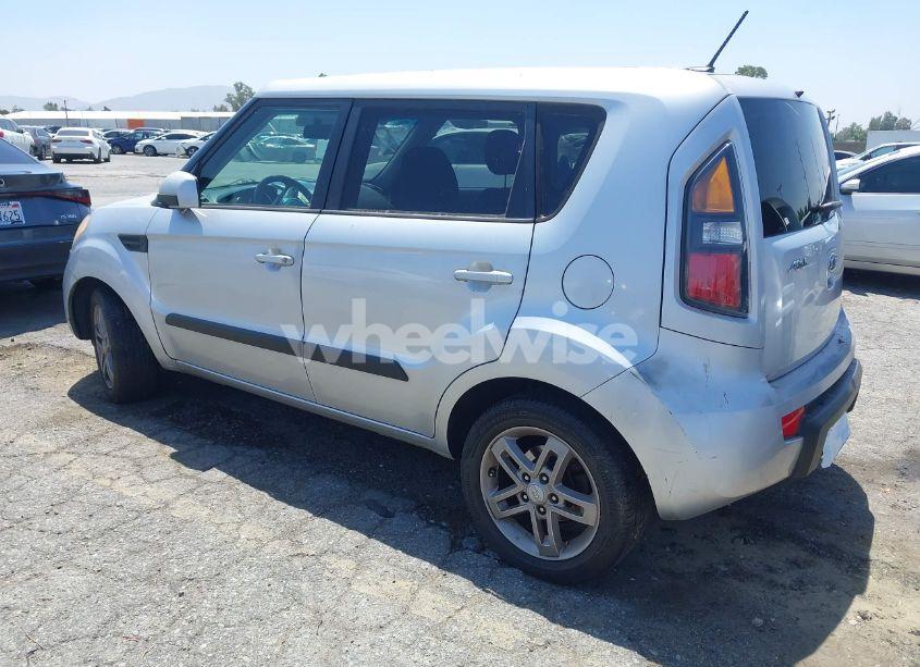 Photo 3 of 2011 Kia Soul + (VIN KNDJT2A24B7726316)