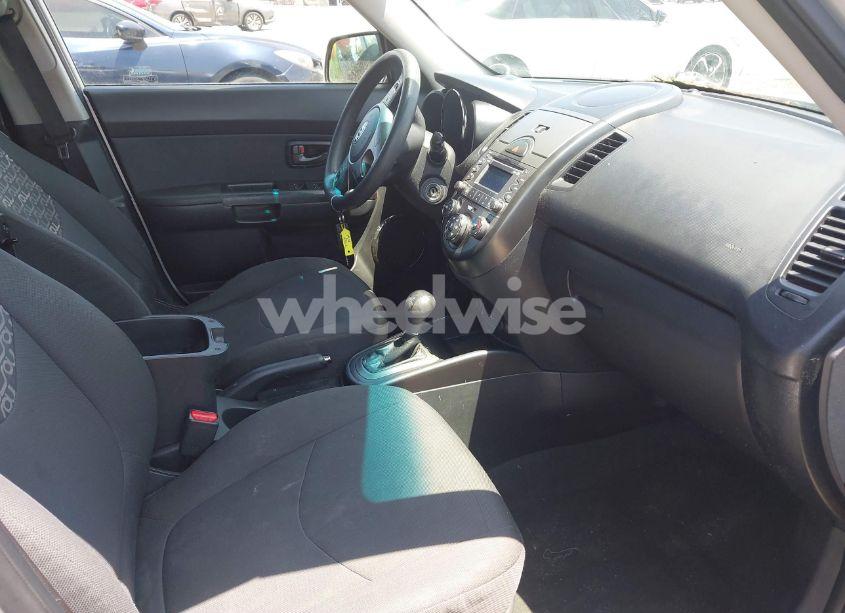 Photo 5 of 2011 Kia Soul + (VIN KNDJT2A24B7726316)