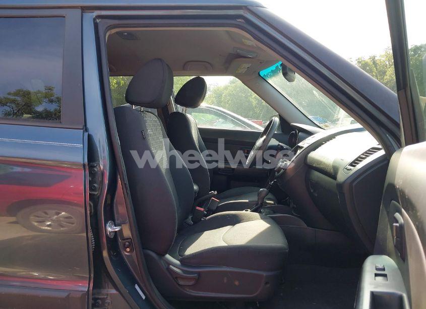 Photo 5 of 2011 Kia Soul + (VIN KNDJT2A26B7304807)