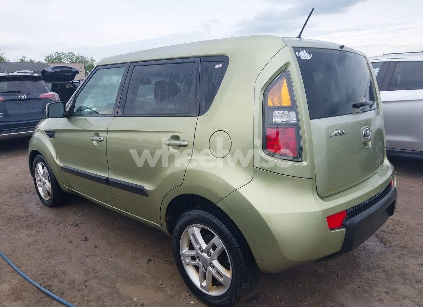 Photo 3 of 2011 Kia Soul + (VIN KNDJT2A26B7328217)