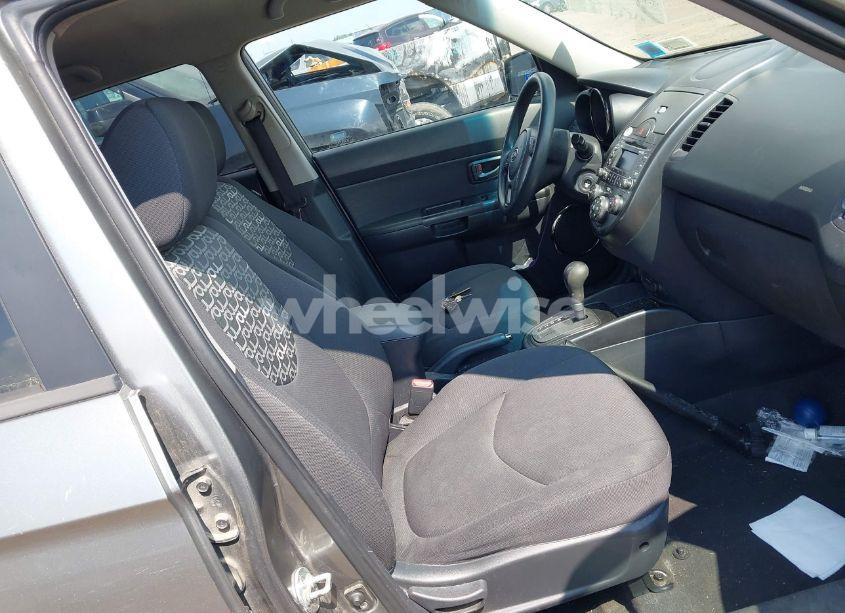 Photo 5 of 2010 Kia Soul + (VIN KNDJT2A27A7190895)