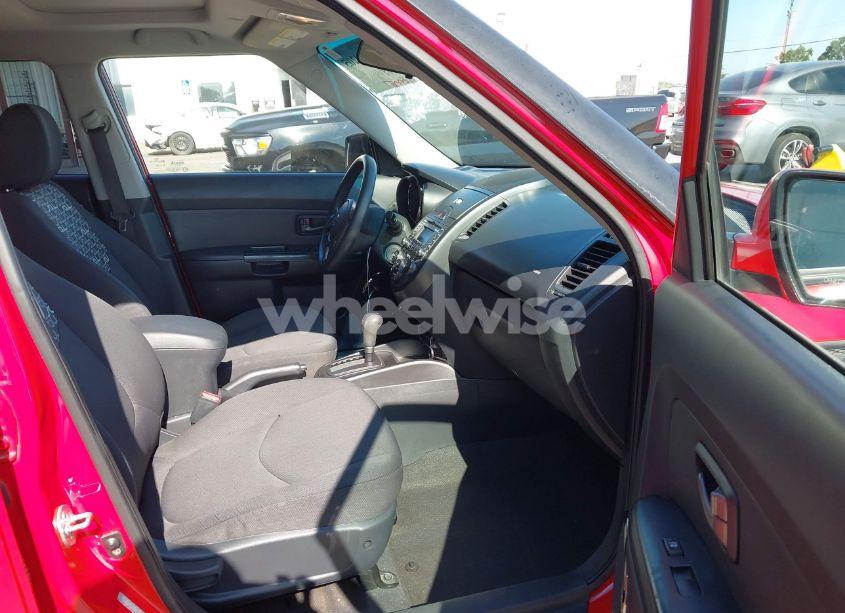 Photo 5 of 2010 Kia Soul + (VIN KNDJT2A28A7124971)