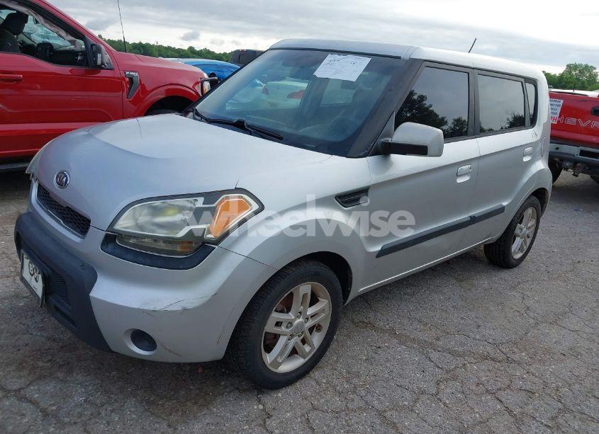 Photo 2 of 2010 Kia Soul + (VIN KNDJT2A28A7142788)