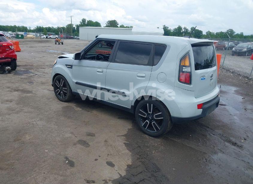 Photo 3 of 2010 Kia Soul + (VIN KNDJT2A28A7167674)