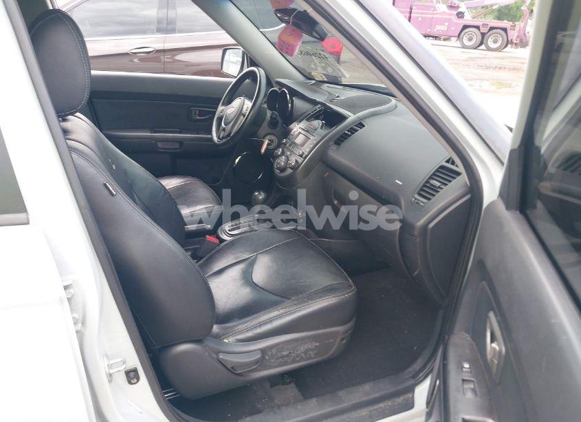 Photo 5 of 2010 Kia Soul + (VIN KNDJT2A28A7167674)
