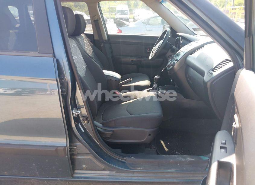 Photo 5 of 2011 Kia Soul + (VIN KNDJT2A28B7204143)