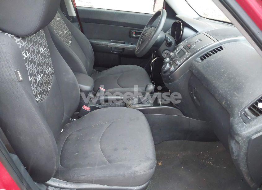 Photo 5 of 2011 Kia Soul + (VIN KNDJT2A28B7215711)