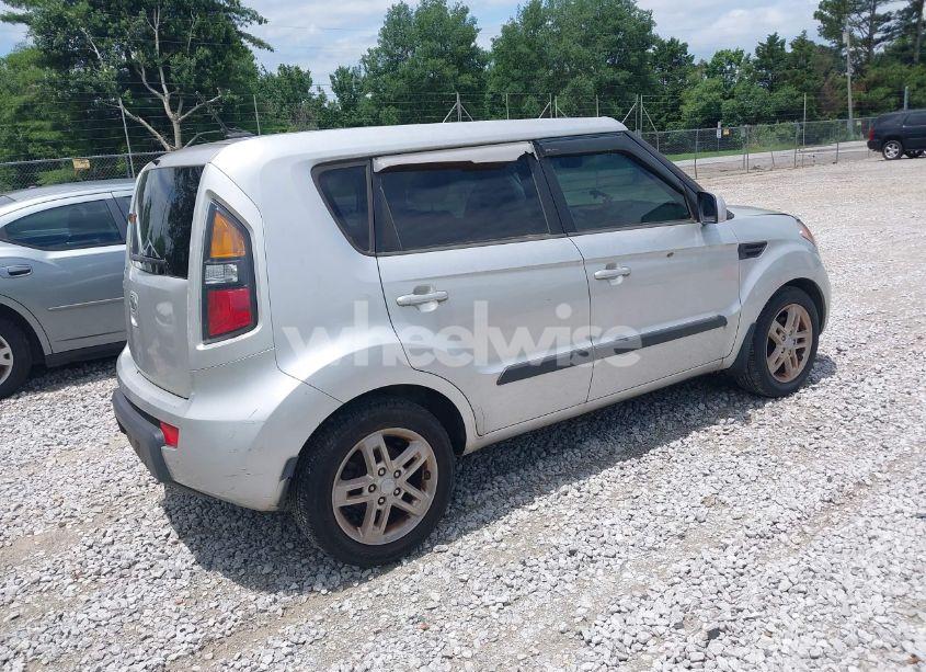 Photo 4 of 2011 Kia Soul + (VIN KNDJT2A28B7315761)