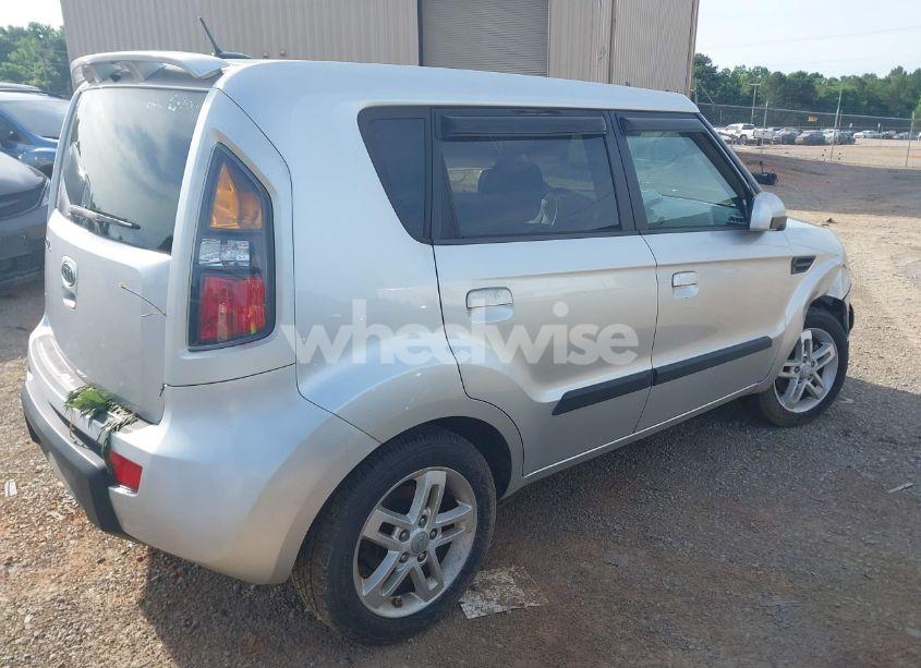Photo 4 of 2010 Kia Soul + (VIN KNDJT2A29A7107810)