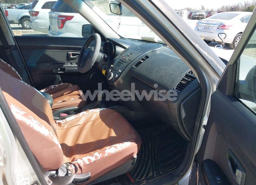 Photo 5 of 2011 Kia Soul + (VIN KNDJT2A2XB7716454)