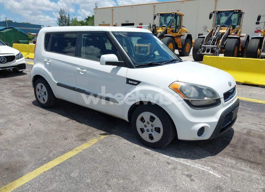 2013 Kia Soul (VIN KNDJT2A50D7568070) main photo
