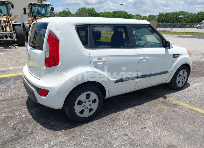 Photo 4 of 2013 Kia Soul (VIN KNDJT2A50D7568070)