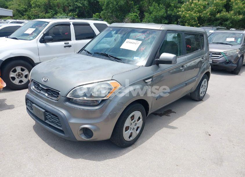 Photo 2 of 2013 Kia Soul (VIN KNDJT2A51D7527642)