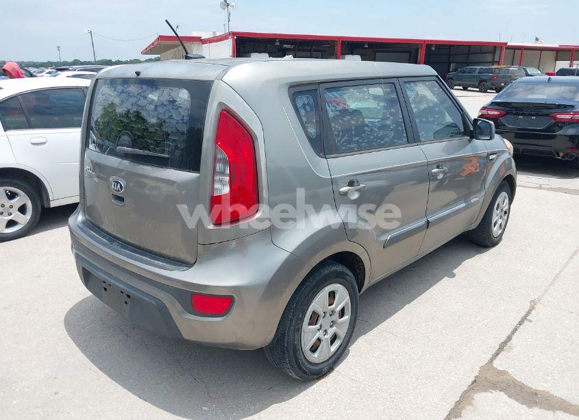 Photo 4 of 2013 Kia Soul (VIN KNDJT2A51D7527642)