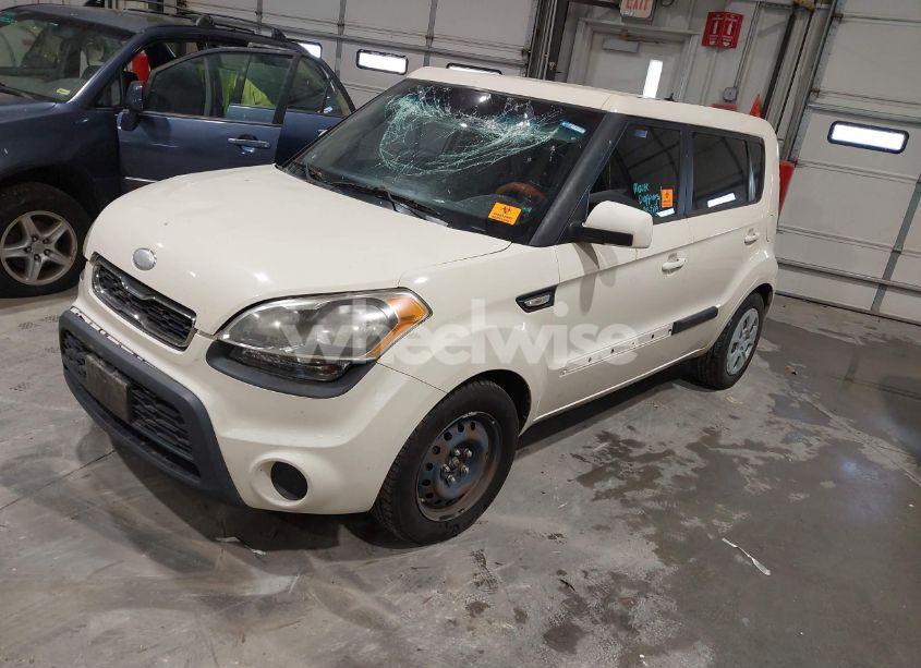 Photo 2 of 2013 Kia Soul (VIN KNDJT2A51D7756578)