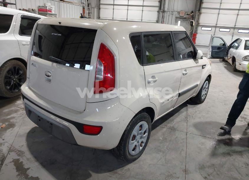 Photo 4 of 2013 Kia Soul (VIN KNDJT2A51D7756578)