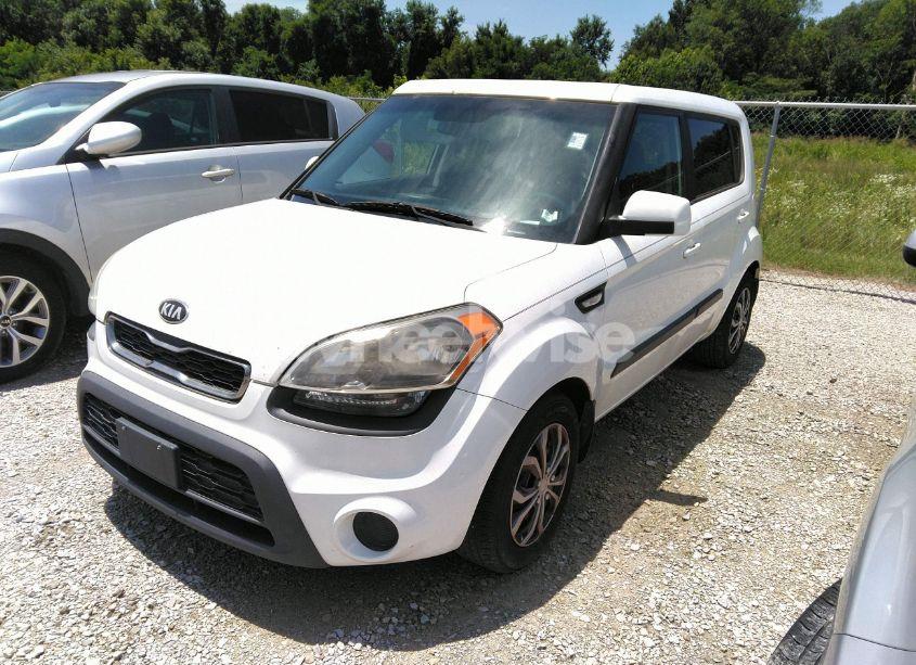 Photo 2 of 2013 Kia Soul (VIN KNDJT2A51D7773932)