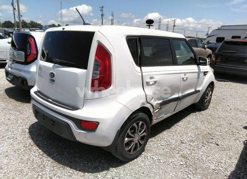 Photo 4 of 2013 Kia Soul (VIN KNDJT2A51D7773932)