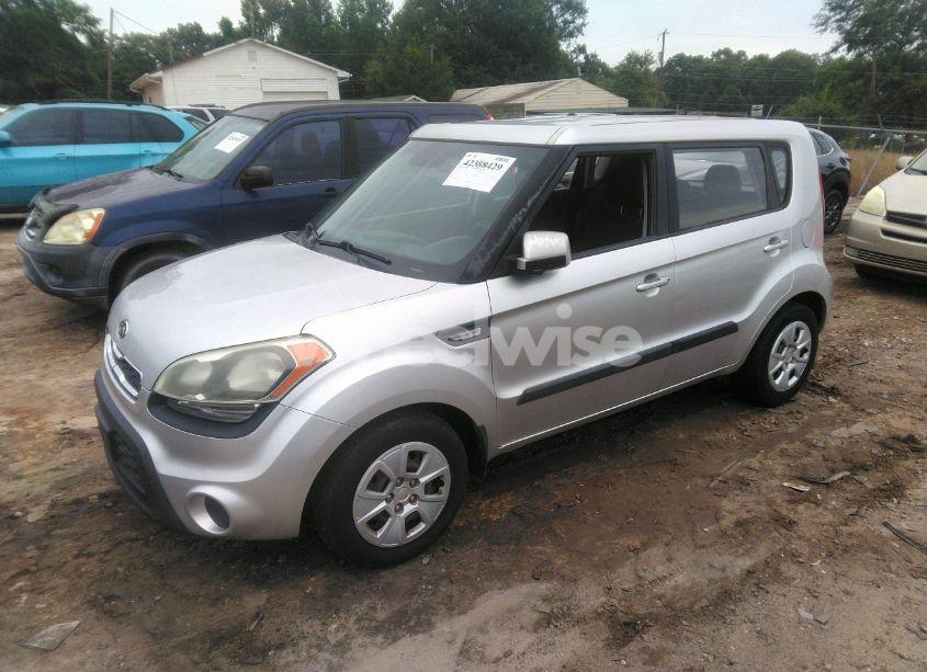 Photo 2 of 2012 Kia Soul (VIN KNDJT2A52C7353837)