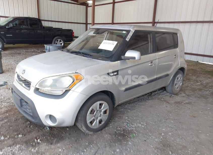 Photo 2 of 2013 Kia Soul (VIN KNDJT2A52D7485742)