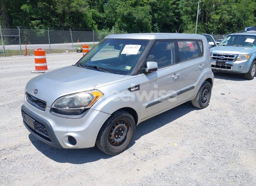 Photo 2 of 2013 Kia Soul (VIN KNDJT2A52D7491606)