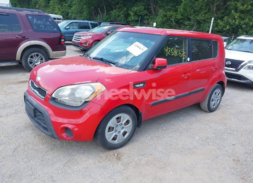 Photo 2 of 2013 Kia Soul (VIN KNDJT2A52D7570807)