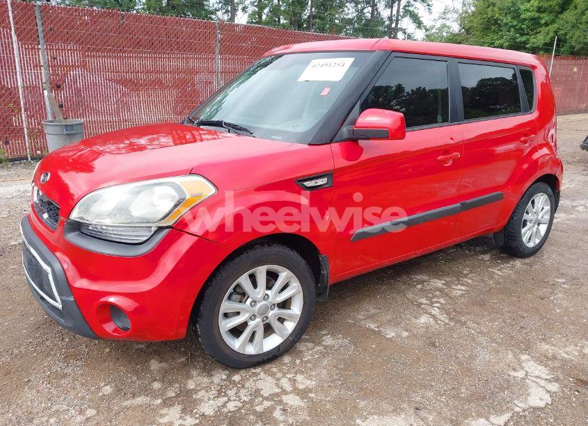 Photo 2 of 2013 Kia Soul (VIN KNDJT2A52D7625451)