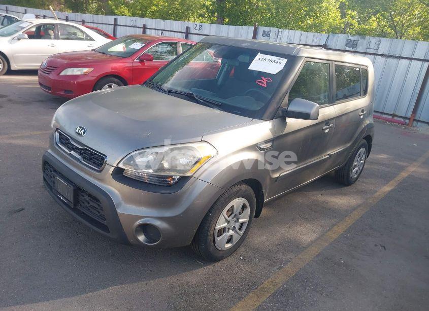 Photo 2 of 2013 Kia Soul (VIN KNDJT2A53D7620520)