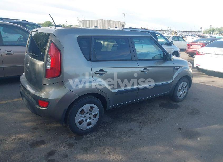 Photo 4 of 2013 Kia Soul (VIN KNDJT2A53D7620520)