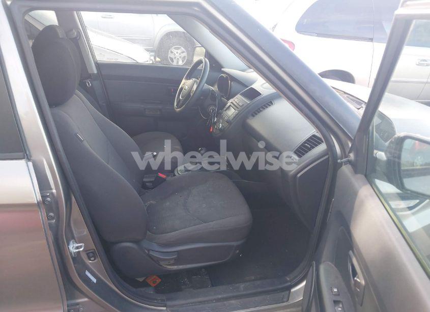 Photo 5 of 2013 Kia Soul (VIN KNDJT2A53D7620520)