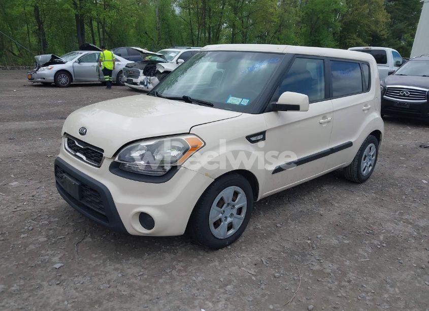 Photo 2 of 2013 Kia Soul (VIN KNDJT2A53D7765508)