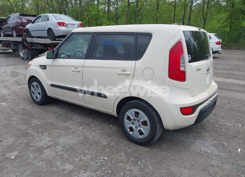 Photo 3 of 2013 Kia Soul (VIN KNDJT2A53D7765508)