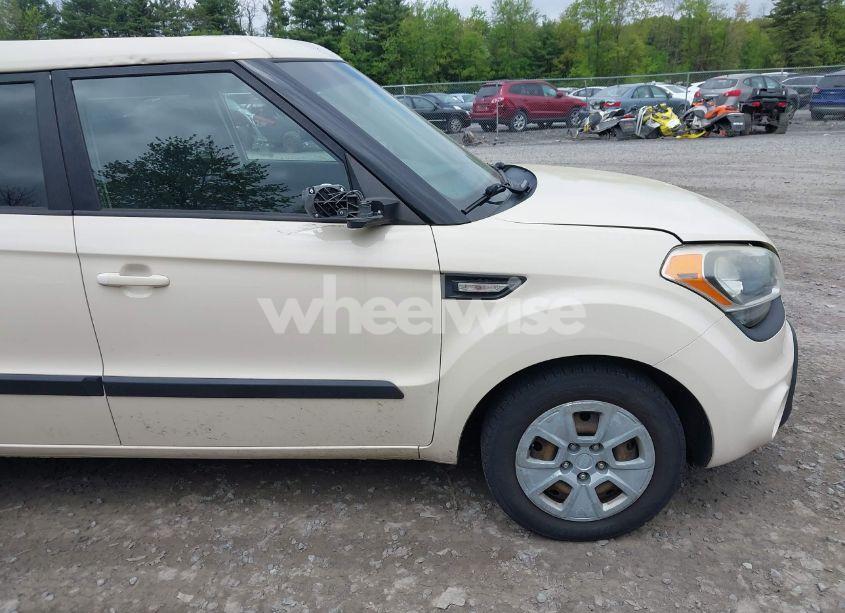 Photo 6 of 2013 Kia Soul (VIN KNDJT2A53D7765508)
